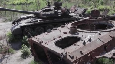 Bu stok video savaş sırasında Ukrayna 'da yok olan askeri teçhizatı gösteriyor. Gri, renksiz, düz.