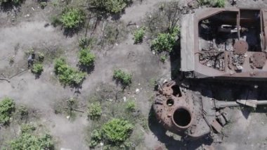Bu stok video savaş sırasında Ukrayna 'da yok olan askeri teçhizatı gösteriyor. Gri, renksiz, düz.