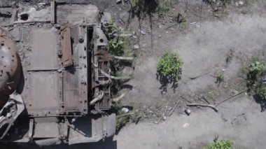 Bu stok video savaş sırasında Ukrayna 'da yok olan askeri teçhizatı gösteriyor. Gri, renksiz, düz.