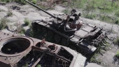Bu stok video savaş sırasında Ukrayna 'da yok olan askeri teçhizatı gösteriyor. Gri, renksiz, düz.