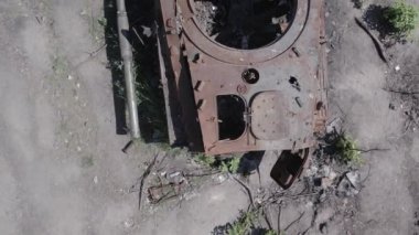 Bu stok video savaş sırasında Ukrayna 'da yok olan askeri teçhizatı gösteriyor. Gri, renksiz, düz.