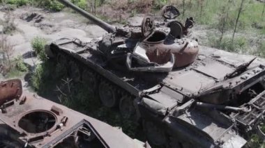 Bu stok video savaş sırasında Ukrayna 'da yok olan askeri teçhizatı gösteriyor. Gri, renksiz, düz.
