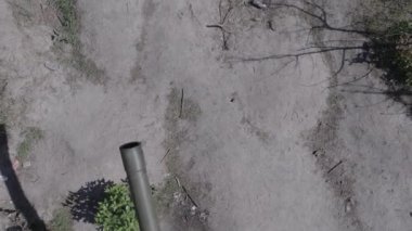 Bu stok video savaş sırasında Ukrayna 'da yok olan askeri teçhizatı gösteriyor. Gri, renksiz, düz.