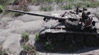 Bu stok video savaş sırasında Ukrayna 'da yok olan askeri teçhizatı gösteriyor. Gri, renksiz, düz.