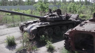 Bu stok video savaş sırasında Ukrayna 'da yok olan askeri teçhizatı gösteriyor. Gri, renksiz, düz.