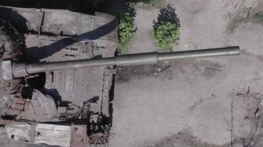 Bu stok video savaş sırasında Ukrayna 'da yok olan askeri teçhizatı gösteriyor. Gri, renksiz, düz.