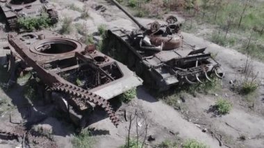 Bu stok video savaş sırasında Ukrayna 'da yok olan askeri teçhizatı gösteriyor. Gri, renksiz, düz.