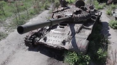 Bu stok video savaş sırasında Ukrayna 'da yok olan askeri teçhizatı gösteriyor. Gri, renksiz, düz.