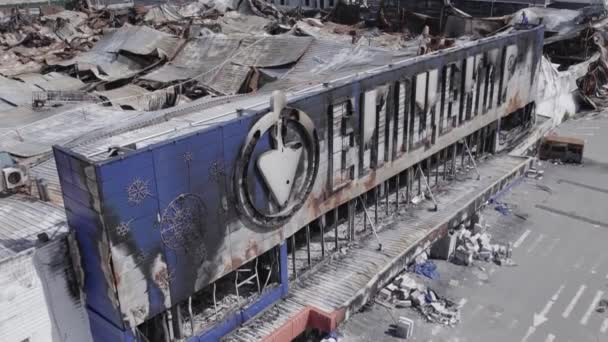 这个库存视频显示了战争期间在乌克兰布查一个购物中心被毁的建筑 没有颜色 — 图库视频影像