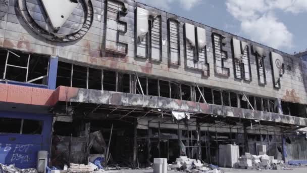 Video Savaş Sırasında Bucha Ukrayna Bir Alışveriş Merkezinin Yıkılmış Halini — Stok video