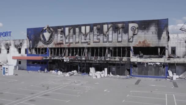 这个库存视频显示了战争期间在乌克兰布查一个购物中心被毁的建筑 没有颜色 — 图库视频影像
