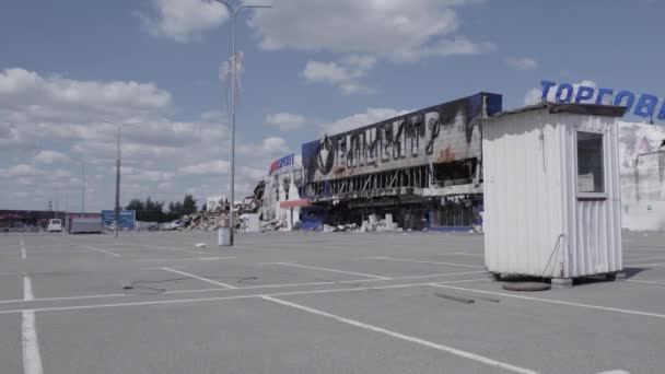 この株式ビデオは 戦争中にウクライナのブチャにショッピングセンターの破壊された建物を示しています グレー 色はありません フラット — ストック動画