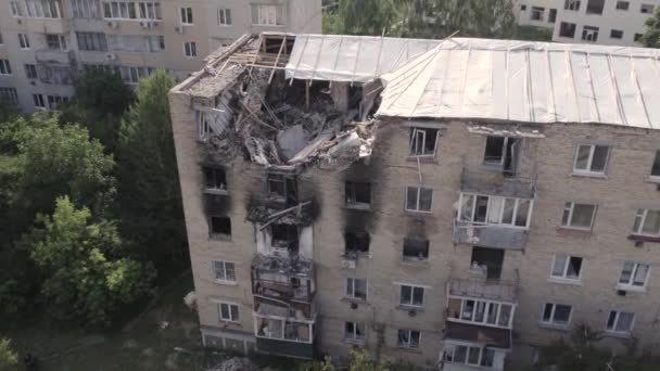 这段录像显示了乌克兰战争期间马卡里耶夫市一座被毁的建筑 没有颜色 — 图库视频影像
