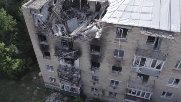 この株式ビデオは ウクライナでの戦争中にマカリフ市内で破壊された建物を示しています グレー 色なし フラット — ストック動画