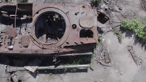 这个库存视频显示了战争期间乌克兰被毁军事装备的空中图像 没有颜色 — 图库视频影像