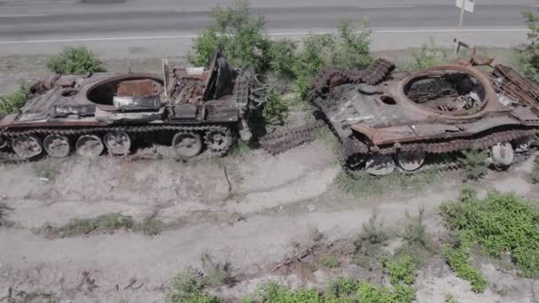 このストックビデオは 戦争中にウクライナで破壊された軍事機器の空中ビューを示しています グレー 色なし フラット — ストック動画
