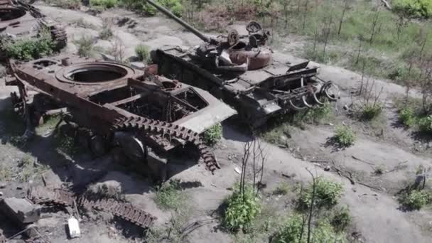 このストックビデオは 戦争中にウクライナで破壊された軍事機器の空中ビューを示しています グレー 色なし フラット — ストック動画