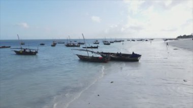 Bu video, Zanzibar açıklarında 8K çözünürlüklü yavaş çekim yapan tekneleri gösteriyor.