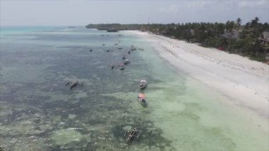 Bu video, Zanzibar açıklarında 8K çözünürlüklü yavaş çekim yapan tekneleri gösteriyor.