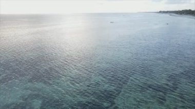 Bu video, Zanzibar açıklarında 8K çözünürlüklü yavaş çekim yapan tekneleri gösteriyor.