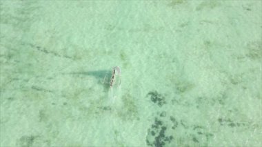 Bu video, Zanzibar açıklarında 8K çözünürlüklü yavaş çekim yapan tekneleri gösteriyor.
