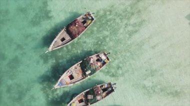 Bu video, Zanzibar açıklarında 8K çözünürlüklü yavaş çekim yapan tekneleri gösteriyor.