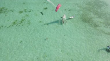 Bu video, Zanzibar açıklarında 8K çözünürlüklü yavaş çekim yapan tekneleri gösteriyor.