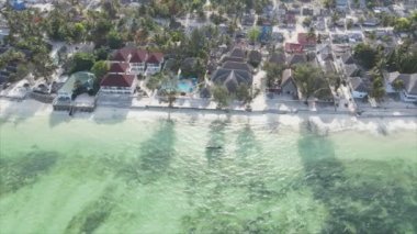 Bu video, Zanzibar açıklarında 8K çözünürlüklü yavaş çekim yapan tekneleri gösteriyor.