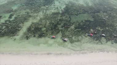 Bu video, Zanzibar açıklarında 8K çözünürlüklü yavaş çekim yapan tekneleri gösteriyor.