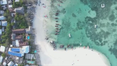 Bu video, Zanzibar açıklarında 8K çözünürlüklü yavaş çekim yapan tekneleri gösteriyor.