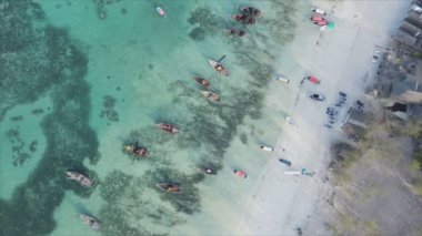 Bu video, Zanzibar açıklarında 8K çözünürlüklü yavaş çekim yapan tekneleri gösteriyor.