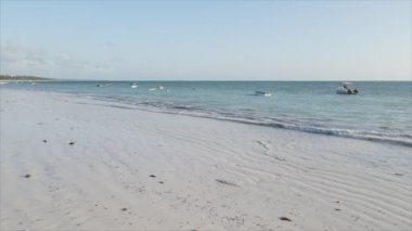 Bu video, Zanzibar açıklarında 8K çözünürlüklü yavaş çekim yapan tekneleri gösteriyor.