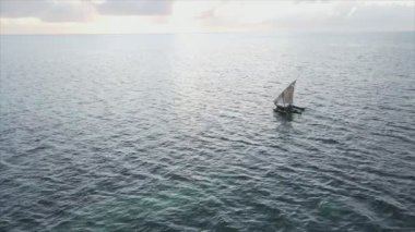 Bu video, Zanzibar açıklarında 8K çözünürlüklü yavaş çekim yapan tekneleri gösteriyor.