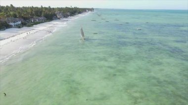 Bu video, Zanzibar açıklarında 8K çözünürlüklü yavaş çekim yapan tekneleri gösteriyor.