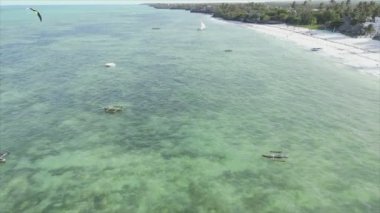 Bu video, Zanzibar açıklarında 8K çözünürlüklü yavaş çekim yapan tekneleri gösteriyor.