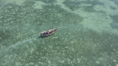 Bu video, Zanzibar açıklarında 8K çözünürlüklü yavaş çekim yapan tekneleri gösteriyor.