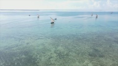 Bu video, Zanzibar açıklarında 8K çözünürlüklü yavaş çekim yapan tekneleri gösteriyor.