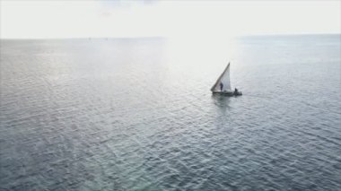 Bu video, Zanzibar açıklarında 8K çözünürlüklü yavaş çekim yapan tekneleri gösteriyor.