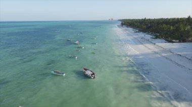Bu video, Zanzibar açıklarında 8K çözünürlüklü yavaş çekim yapan tekneleri gösteriyor.
