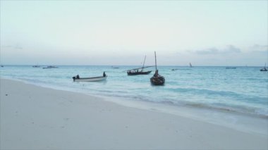 Bu video, Zanzibar açıklarında 8K çözünürlüklü yavaş çekim yapan tekneleri gösteriyor.