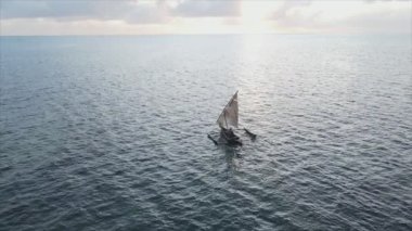 Bu video, Zanzibar açıklarında 8K çözünürlüklü yavaş çekim yapan tekneleri gösteriyor.