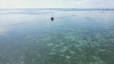 Bu video, Zanzibar açıklarında 8K çözünürlüklü yavaş çekim yapan tekneleri gösteriyor.