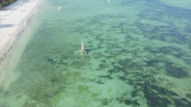 Bu video, Zanzibar açıklarında 8K çözünürlüklü yavaş çekim yapan tekneleri gösteriyor.