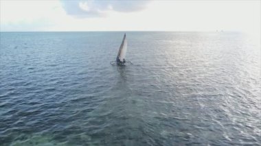Bu video, Zanzibar açıklarında 8K çözünürlüklü yavaş çekim yapan tekneleri gösteriyor.