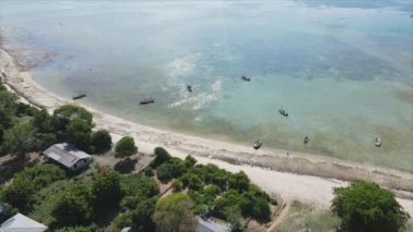 Bu video, Zanzibar açıklarında 8K çözünürlüklü yavaş çekim yapan tekneleri gösteriyor.