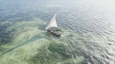 Bu video, Zanzibar açıklarında 8K çözünürlüklü yavaş çekim yapan tekneleri gösteriyor.