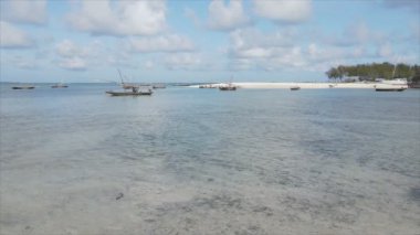 Bu video, Zanzibar açıklarında 8K çözünürlüklü yavaş çekim yapan tekneleri gösteriyor.
