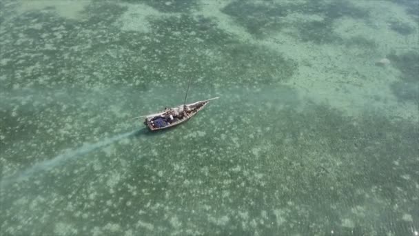 Deze Aandelenvideo Toont Boten Oceaan Voor Kust Van Zanzibar Slow — Stockvideo