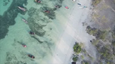 Bu video, Zanzibar açıklarında 8K çözünürlüklü yavaş çekim yapan tekneleri gösteriyor.