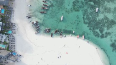 Bu video, Zanzibar açıklarında 8K çözünürlüklü yavaş çekim yapan tekneleri gösteriyor.